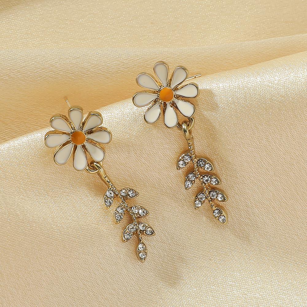 Chic Daisy Flower Tassel Earrings with Alloy Leaves