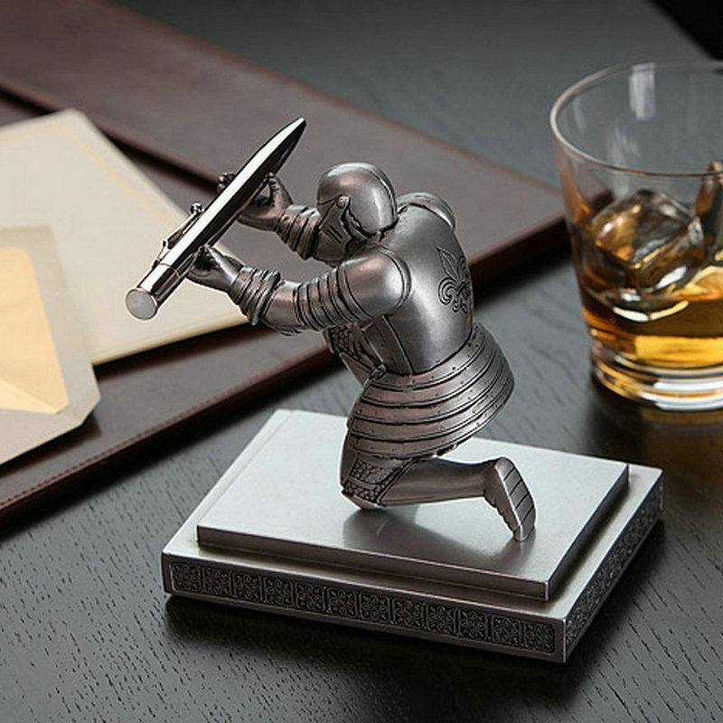 Creative Home Decoration Desktop Executive Knight Pen Holder Stander with a Pen