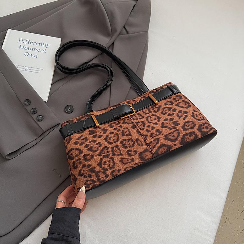 Premium texture retro leopard print single shoulder underarm bag women's 2025 new autumn and winter large-capacity commuter baguette bag