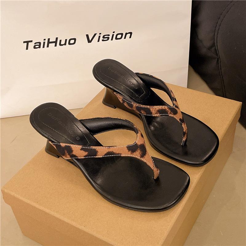 

Temperament leopard print and flip-flops 2025 new Korean version of fashion women s summer slope French outerwear sandals high heels 39 цветной печати леопарда