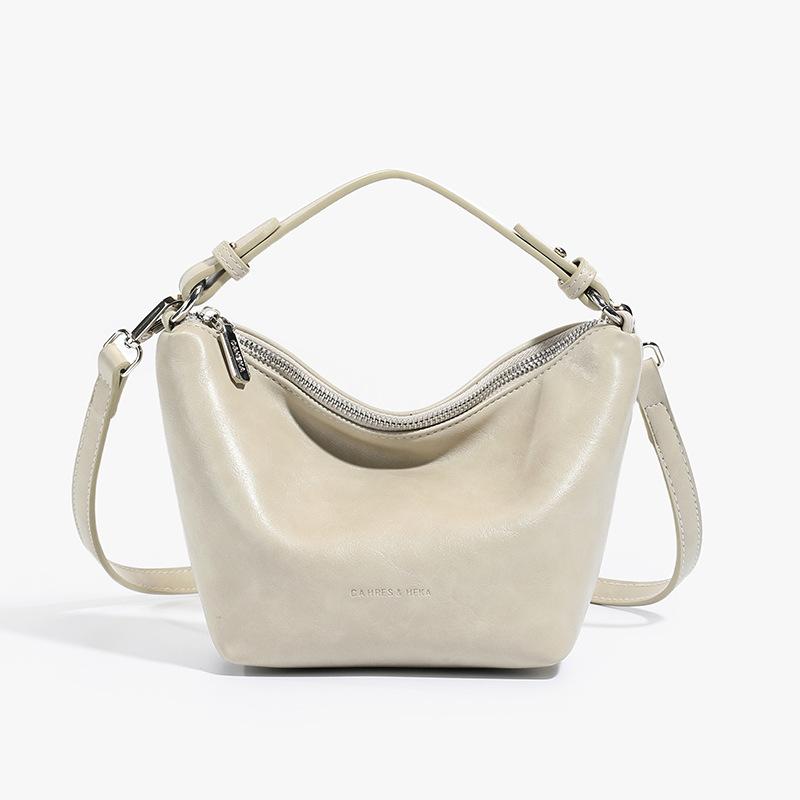 

Это простая и модная маленькая квадратная сумка, ручная сумка через плечо бежевый