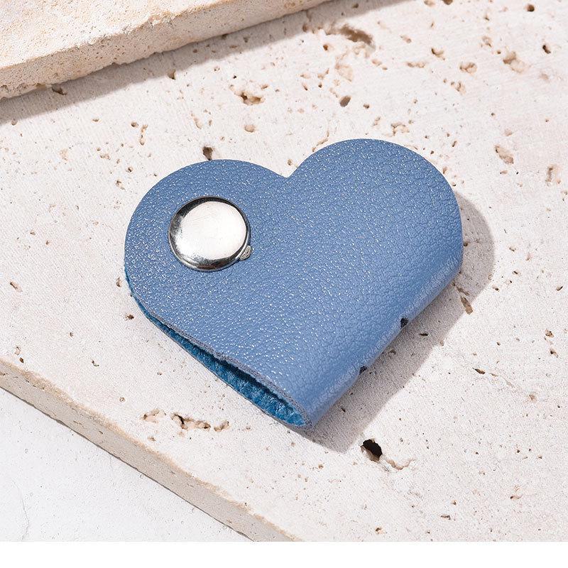 Kožený organizér na kabely a sluchátka ve tvaru srdce