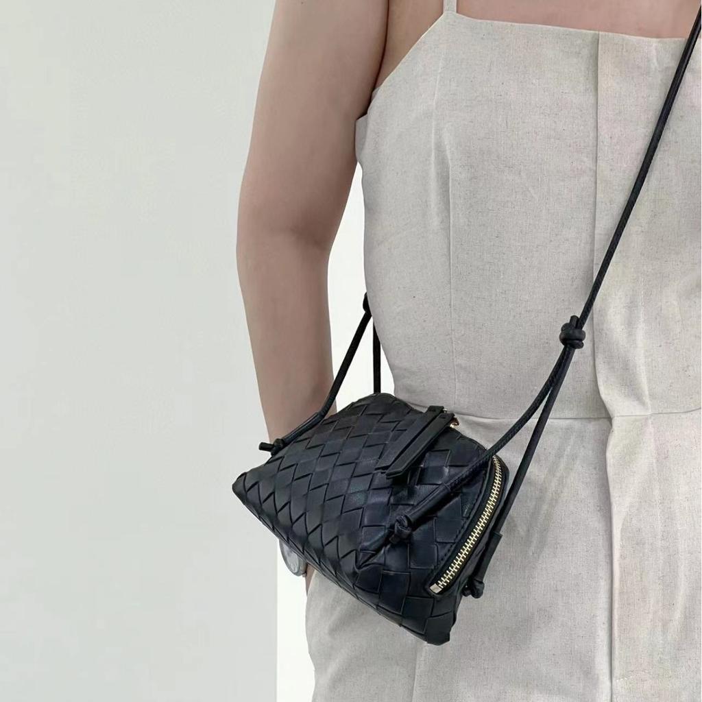 Popular Red Sheepskin Woven Bag Shoulder Messenger Handbag Knotted Zipper Fashionable Leather Women's Bag Wholesale