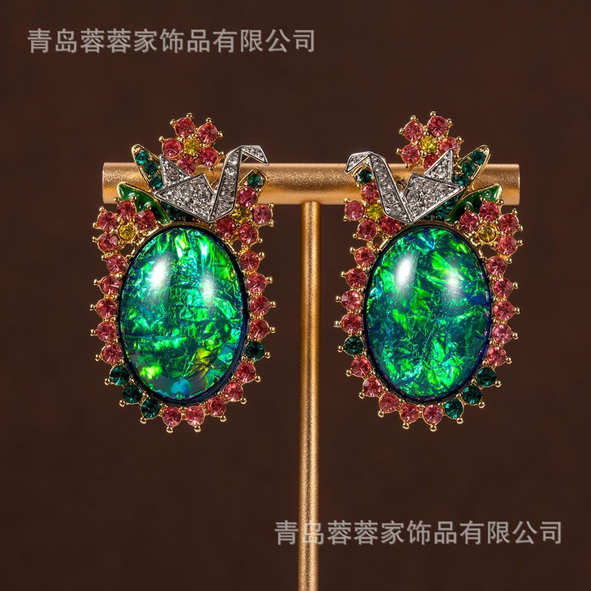 Retro Court Style Romantic Olive Green Pigeon Egg Earrings Medieval Oval Shaped Light Luxury Temperament High-end Feeling