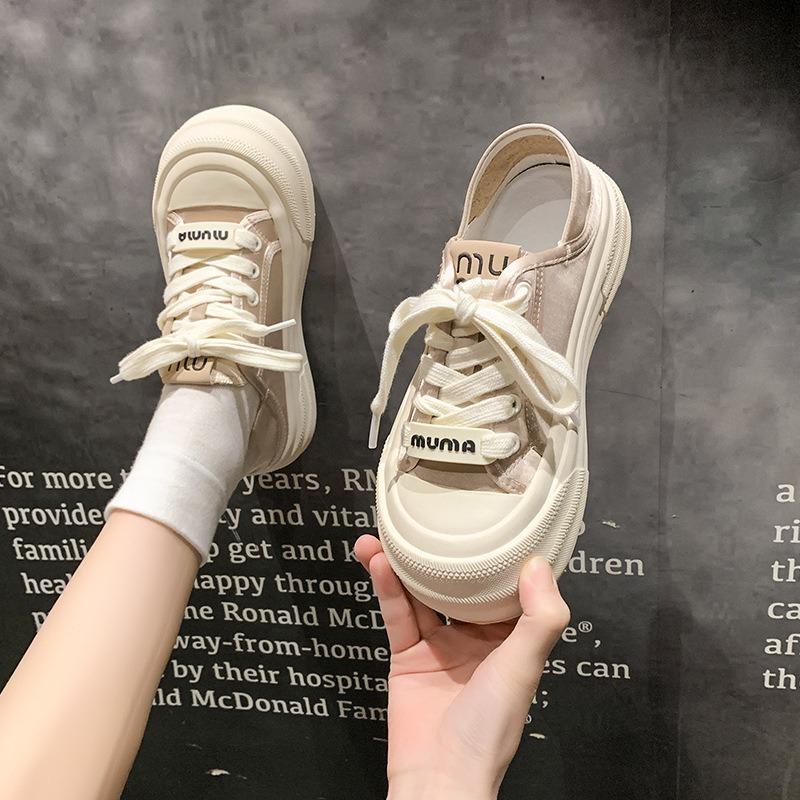 Das neue Modell ist heute beliebt, und die dicke Sohle der kleinen weißen Schuhe für Damen-Frühling und -Herbst, neue großköpfige Brotschuhe, wurde erhöht.