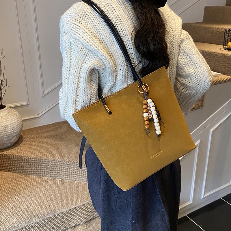 Frosted retro bag women's large-capacity new autumn and winter versatile simple shoulder bag commuting