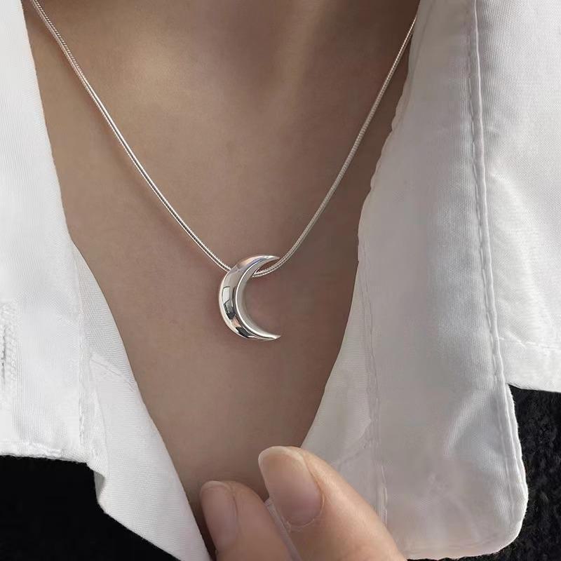 Elegant Silver Crescent Necklace for Women - Light Luxury Niche Clavicle Chain, 2025 Collection.