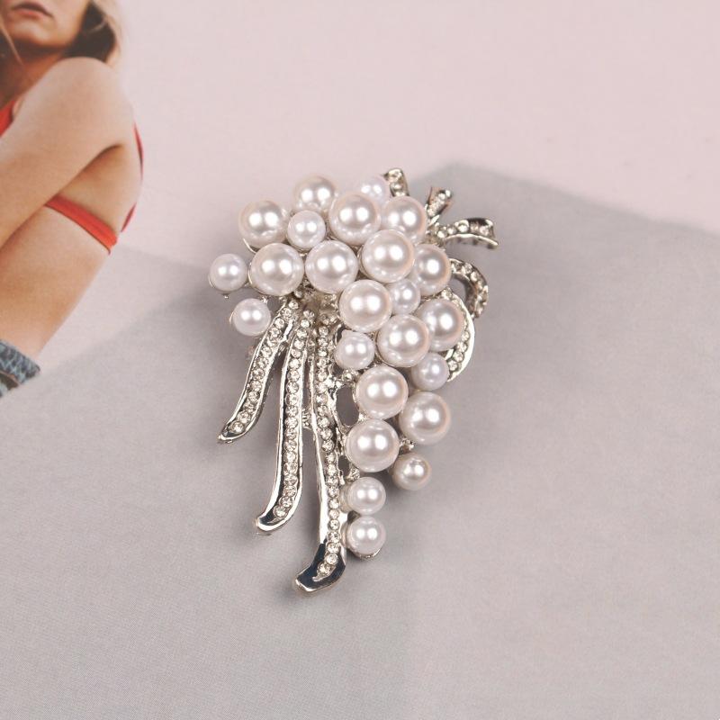 

Стильный свитер с брошью-булавкой из объемной ленты с бриллиантами и цветком из крупной жемчужины и аксессуарами