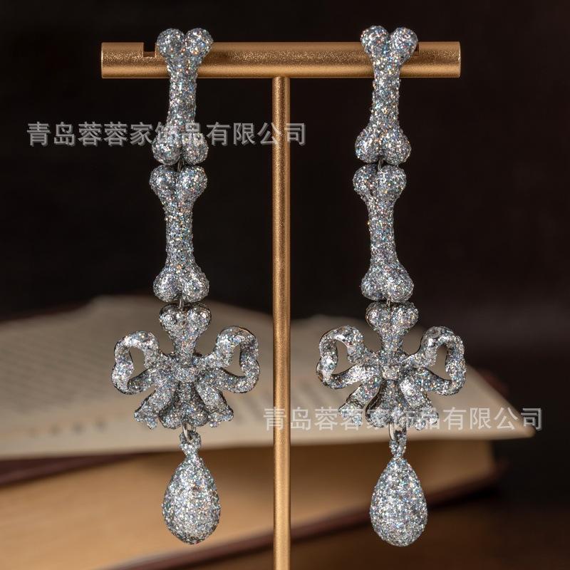 

Niche Dazzling Bone Earrings With A Light Luxury High-end Feel Vintage Jewelry Fashionable Personality Pearl Bracelet