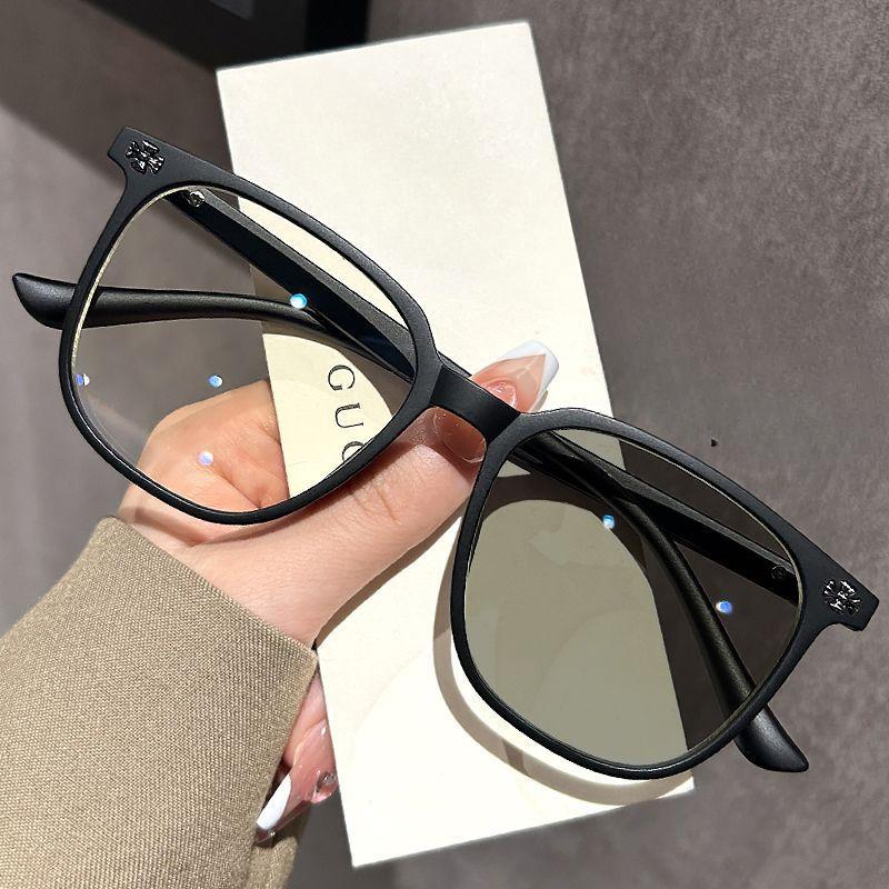 Brille für Kurzsichtigkeit, Retro-Stil, kann mit mattiertem großem Rahmen, cremefarbenem, transparentem grauem Rahmen ausgestattet werden, elegante und trendige flache Brille