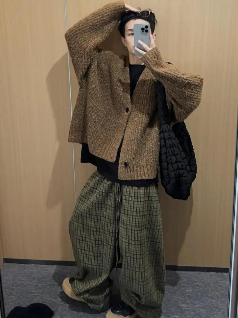 Retro Hong Kong Style Men's Cardigan Sweater: Versatile Casual Knitwear for Autumn and Winter