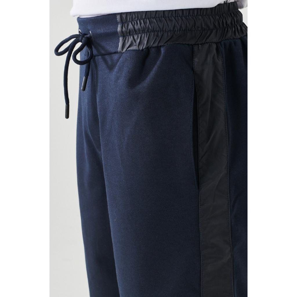 Pánské neformální pletené šortky standardního střihu v námořnické modři