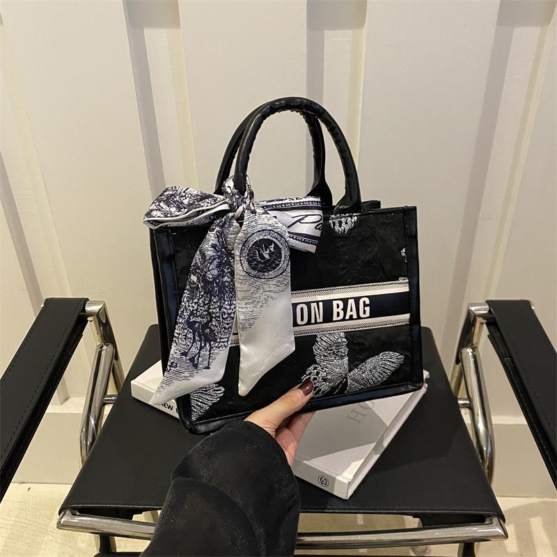 

Large capacity trend high-end sense light luxury new small square bag women s commuting versatile travel personalized exquisite handbag чёрный