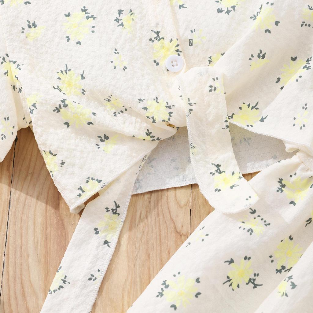 Flickors topp med blommigt slag och kjolset