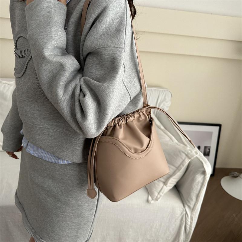 Sac à main seau tendance en matière PU Parfait pour les trajets quotidiens Utilisation décontractée élégante