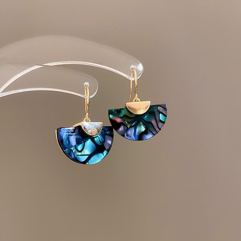 

Abalone shell scalloped earrings light luxury women European and American French versatile earrings temperament earrings women