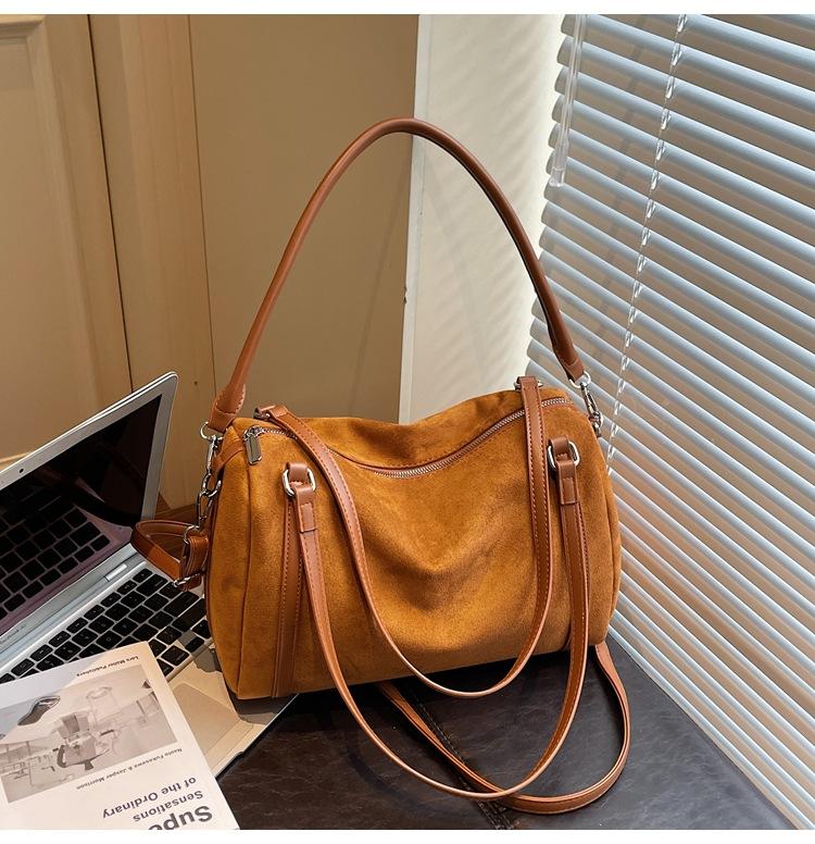 

Замшевая сумка женская большой вместимости осенне-зимняя сумка-мессенджер ретро на плечо для通勤 сумка-подушка коричневый