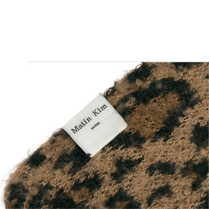 

Matin Kim LEOPARD MUFFLER IN MIX. LEOPARD