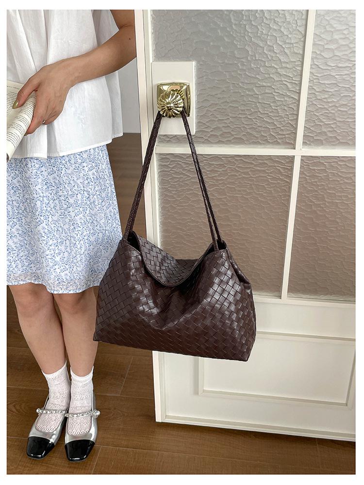 Korean Style Versatile Woven Underarm Bag for Women - Light Luxury, Niche Design, Single Shoulder, Handheld Large Summer Bag.