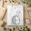 Süßer Igel Handgezeichneter Cartoon-Tier Halten Blume Grafik T-Shirt A153