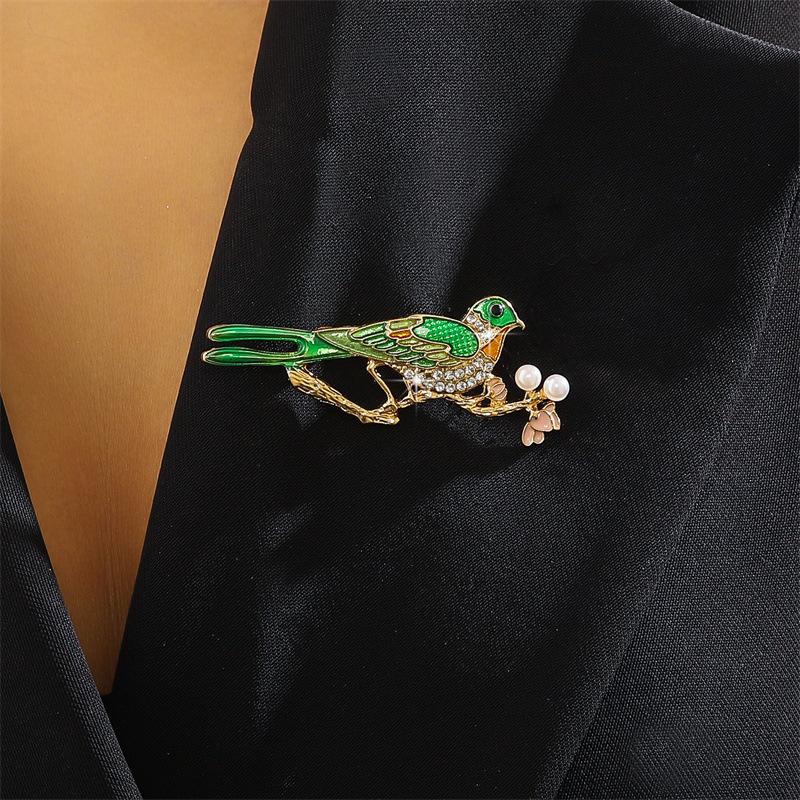 Female Fashion Magpie Brooch