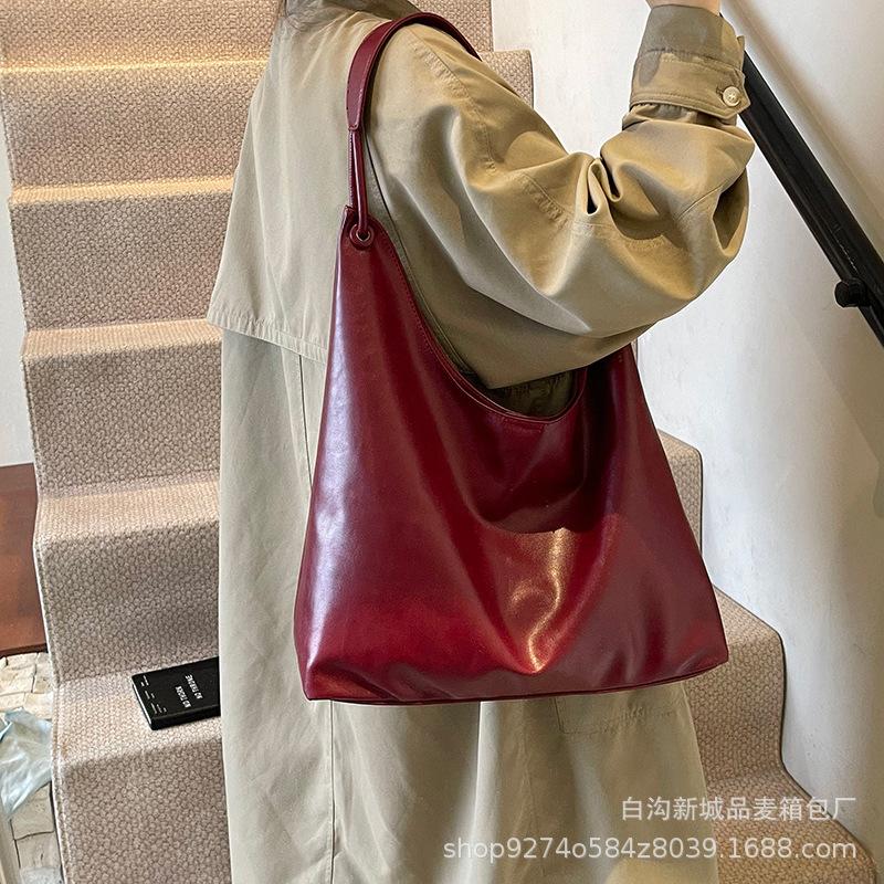 

Retro fashion tote bag women s 2025 new trend large-capacity shoulder bag, high-end sense light luxury temperament big bag червоний