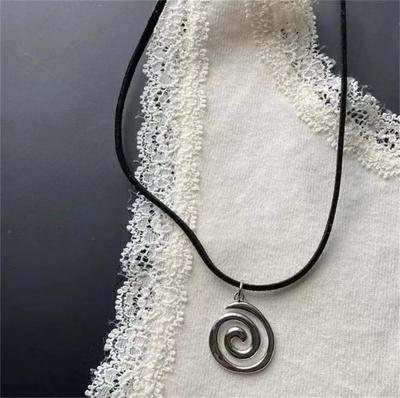 Vintage Spiral Wirbel Anhänger Handgeflochtene Lederseil Halskette für Damen Unisex Boho Pentagramm Halskette Mode 2023 Y2K Schmuck