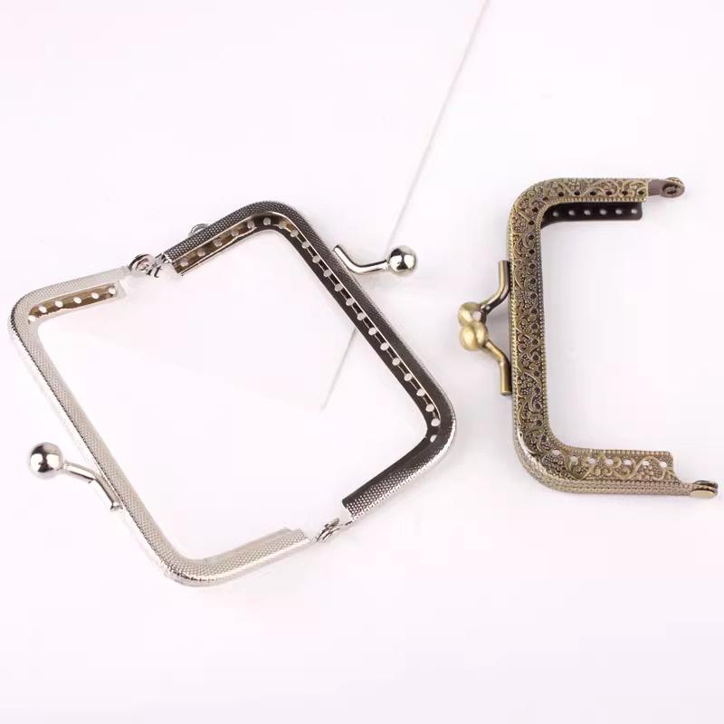 Chiusura per Borsa in Metallo Embossed Fatta a Mano DIY Retro con Fori - Design Quadrato Semisferico Antico