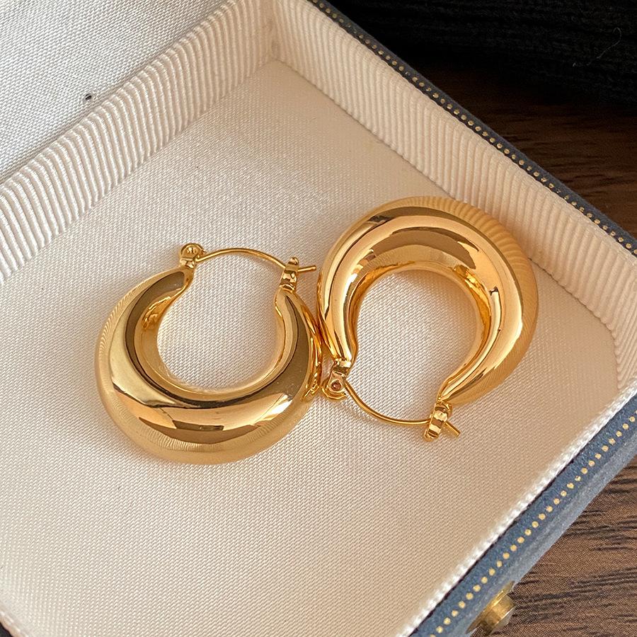

European and American round metal ear buckles new simple fashion earrings light luxury high temperament earrings women