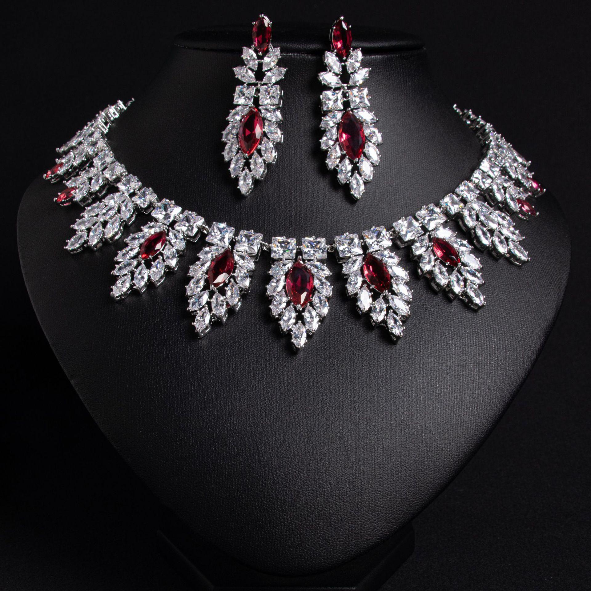 

Женский комплект из ожерелья и серег с элегантным дизайном в стиле легкой роскоши, инкрустированный цирконами, модный и универсальный, с нишевым чувством дизайна