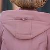 Kurze Winterjacke für Frauen mittleren Alters und ältere Menschen. Baumwollgefütterter Mantel in Übergröße