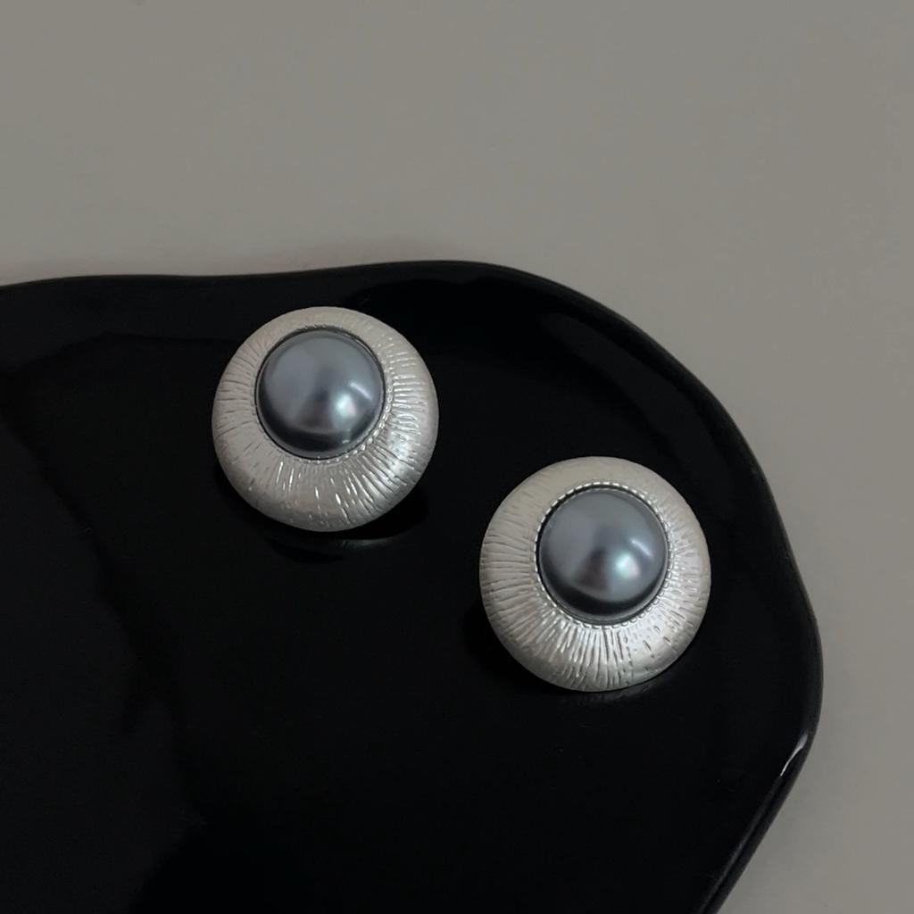 Elegant gray pearl radial pattern round stud earrings Soft and exquisite high-end atmosphere earrings Fashion daily versatile earrings