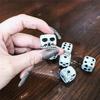 2/5 st Vit Dödskalle Tärningar Mini Dödskalle Ansikte Spel Tärningar 6-sidig Exotiska Tärningar Klubb Bar Halloween Fest Spel Rekvisita Vardagsspel