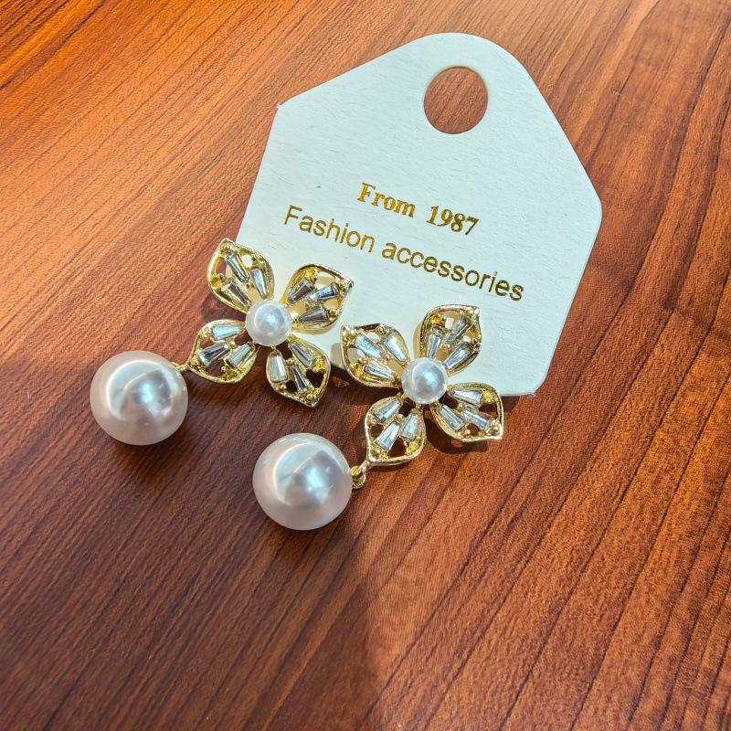 High-End Retro Rhinestone and Rose Pearl Earrings with Versatile Design