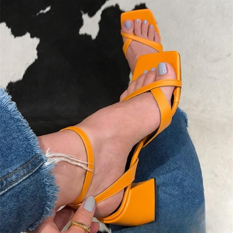 Die neuen Schuhe sind großformatige Sandalen mit dickem Absatz und einem Knopf sowie hochhackige Schuhe mit eckiger Spitze.