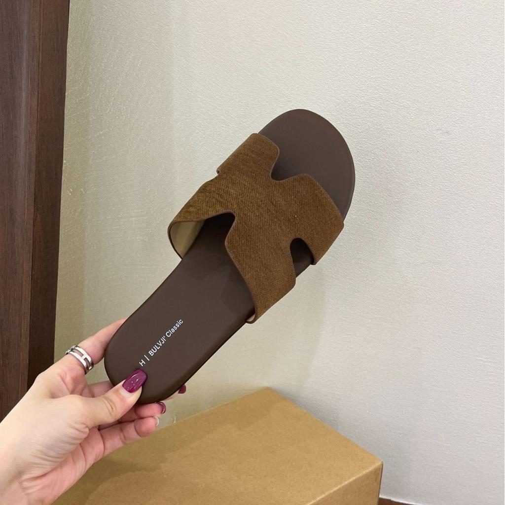 Ein-Wort-Slipper für Damenmode und vielseitige flachbödige Strandschuhe 2025 Sommer neu einfache coole Slipper für die Küste