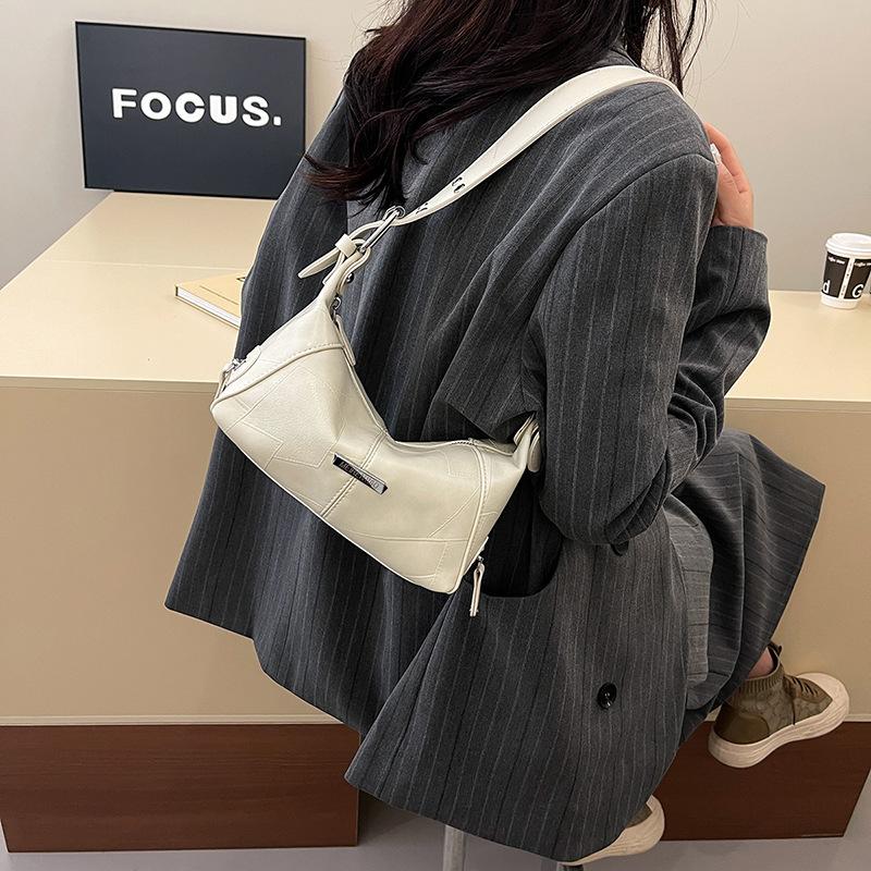 

Нишевая дизайнерская женская сумка подмышку 2025 осень и зима новая сумка-локомотив высококлассная сумка через плечо на одном плече повседневная сумка 21*11*14