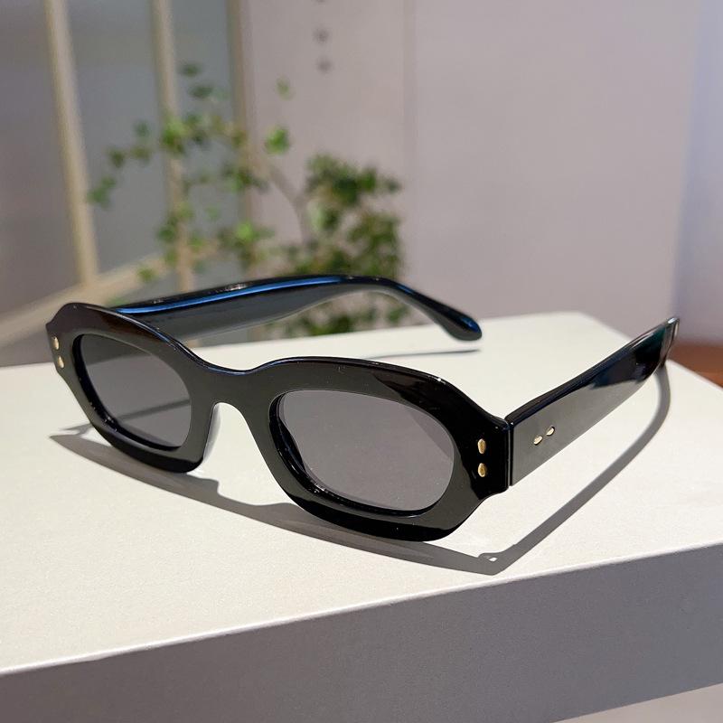 Luxury Brand Designer Small Frame Sunglasses Women Vintage Fashion Sun Glasses For Men Trendy Punk Rivet Hip Hop Shades Uv400