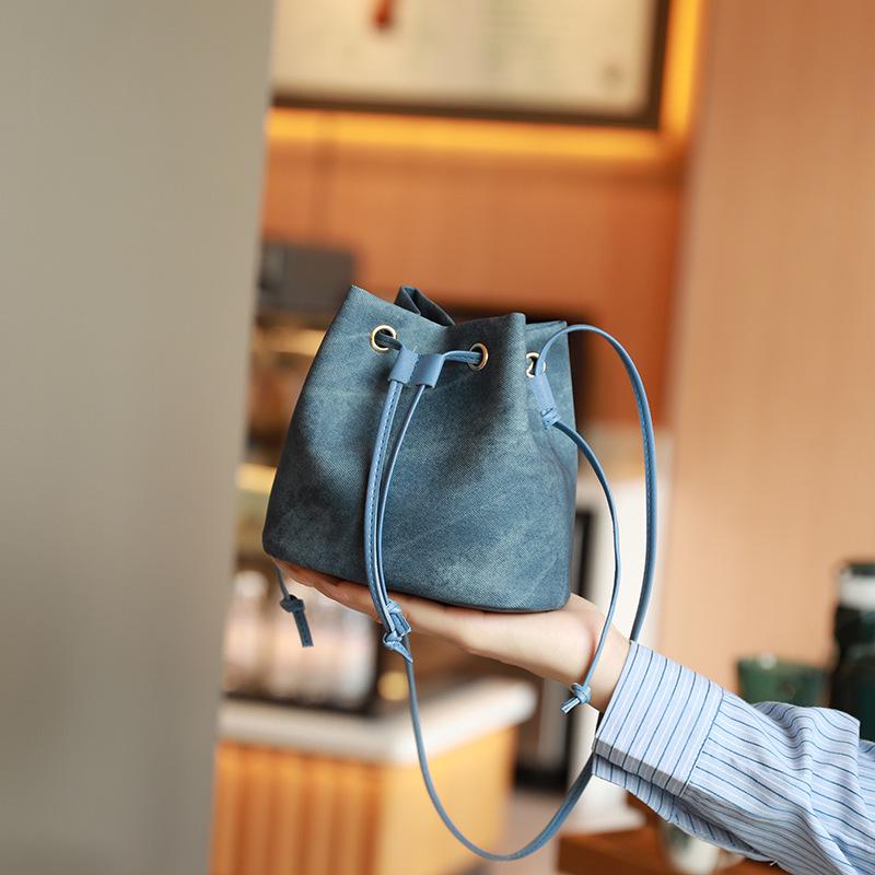 Niche Minimalist Drawstring Bucket Shoulder Bag 2025 – Versatile Fashion Trend Bag