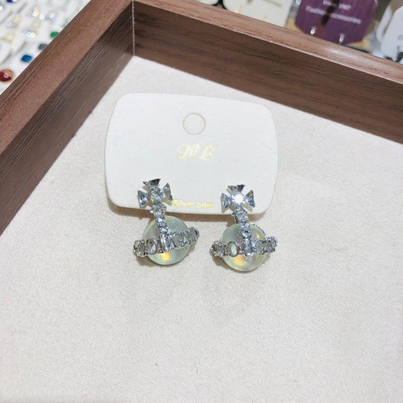 

Luxury Saturn Letter Earrings Needle Women s High-End Ear Jewelry Personality Trendy Design Light Luxury Style світло-зелений колір