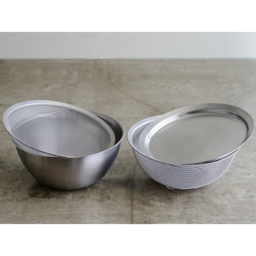 La base Tsubame-Sanjo Stainless Steel Bowl, Strainer, Plate, and Shallow Strainer Set (4 pieces) Made in Japan by Yoko Arimoto, LLM-8717