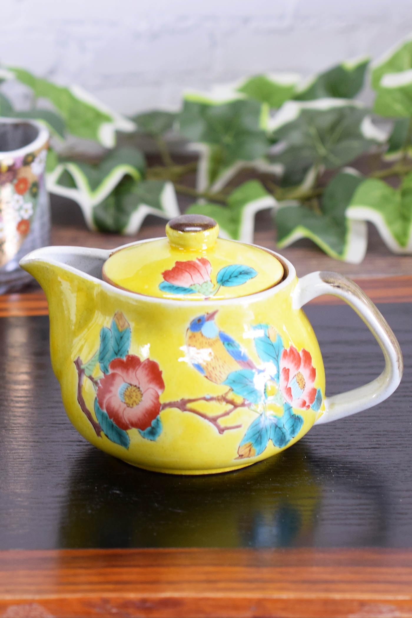 

Вадза но Кура: Стильный японский чайник Кутани с дизайном камелии и птицы в стиле Ёсидая, включая ситечко для чая. Премиальный бренд керамики, сделано в