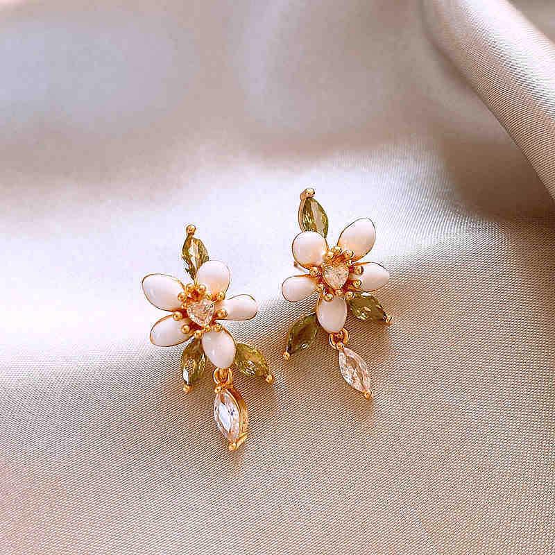 Silvernål Zirkon Utskurna Blomörhängen - Utsökta High-End Stiftörhängen med Känsla för Mode.