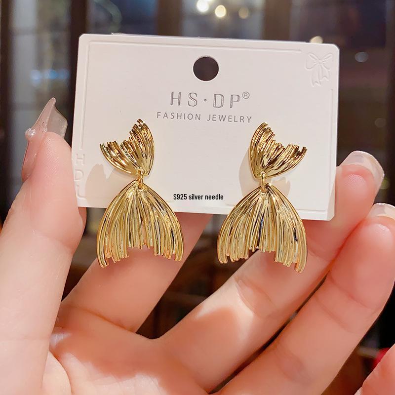 Premium Retro Metal Fishtail Earrings: S925 Silver, Cool and Simple Design for Unique Style