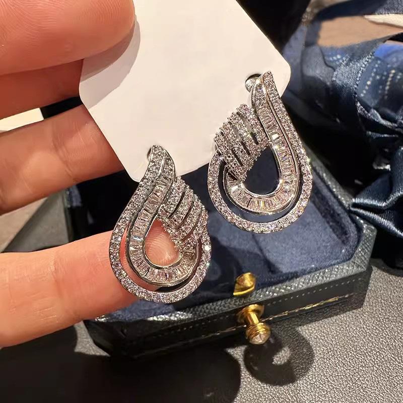 Celebrity high-end stud earrings for women, water drop hollow design stud earrings, light luxury urban trend