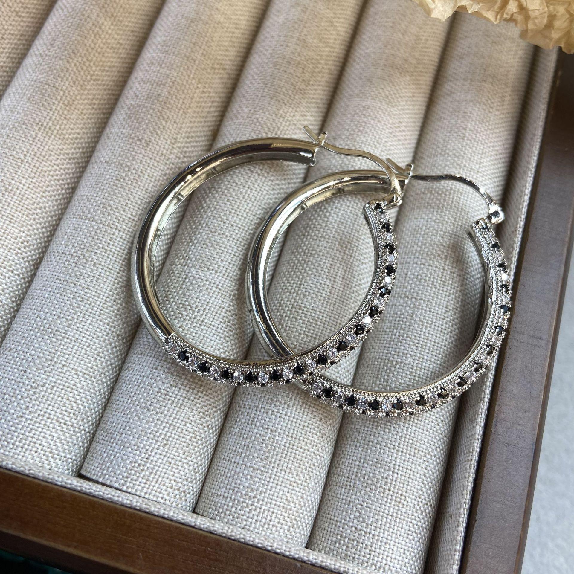 

S925 темперамент показывает лицо, тонкая канавка, круг с бриллиантами, серьги в черно-белой цветовой гамме, классические серьги, застежки-пряжки.