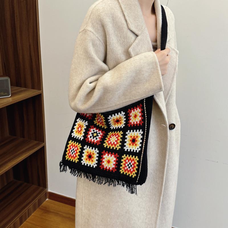 

Knitted wool bag women s 2025 new fashionable large-capacity tote bag versatile commuter shoulder tote bag 28*6*27 чорний