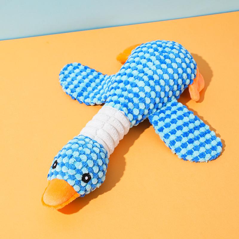 

Прочная плюшевая игрушка для собак в форме гуся, пригодная для жевания и игр. Изготовлена из мягкой, устойчивой к укусам ткани, идеально подходит для пород среднего размера. Pineapple Goose