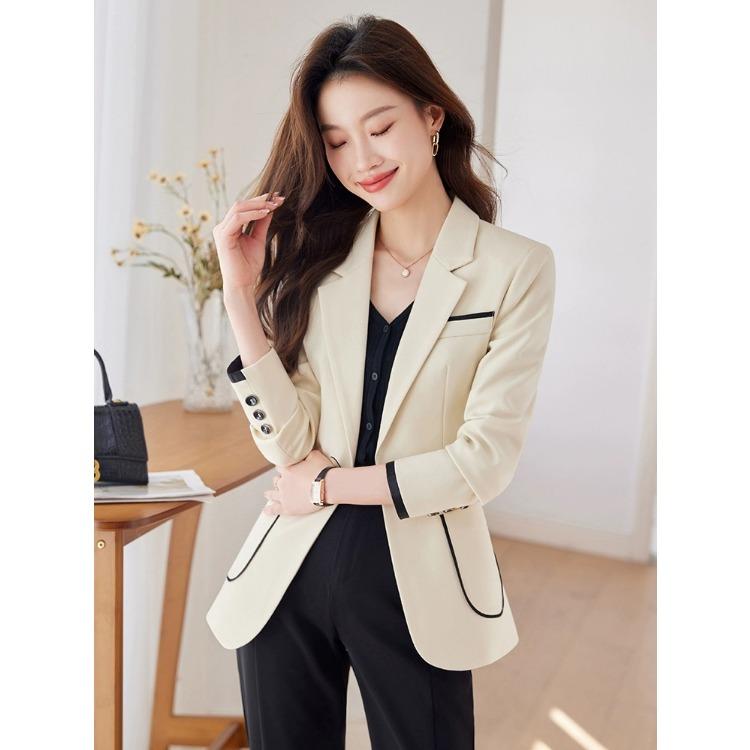 Sophisticated Women's Blazer for A Chic and Professional Look