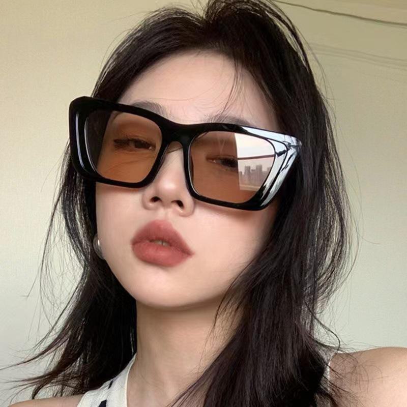 

Солнцезащитные очки в ретро-квадратной оправе большого размера в желейных тонах Black frame tea leaves чёрный